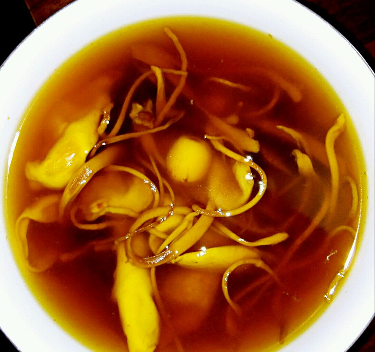 鱼胶虫草莲子汤的做法
