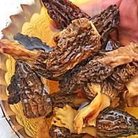 秋冬养生之羊肚菌排骨汤的做法图解3