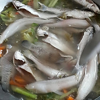 酸菜杂鱼汤的做法图解4