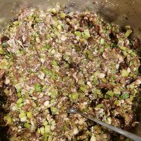 芹菜肉包的做法图解2