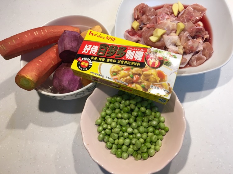 红酒焖咖喱鸡腿的做法图解1