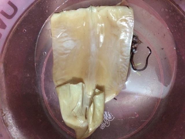 鱿鱼干炒芹菜的做法图解1