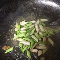 大蒜胡萝卜炒肉的做法图解4