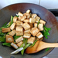 蒜苗炒豆腐的做法图解8