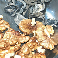 核桃仁拌黑木耳的做法图解1