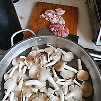 袖珍菇炒肉的做法图解1