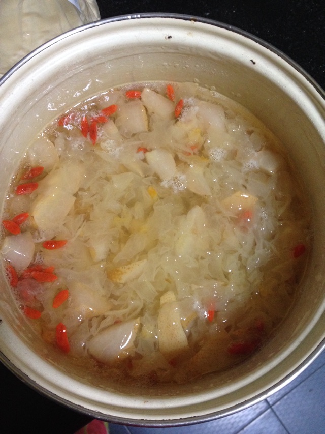 鸭梨炖鲜耳羹