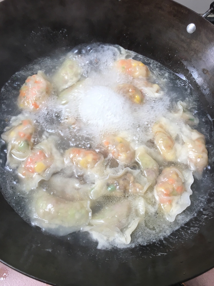 饺子（香菇肉末，芹菜肉末，玉米胡萝卜）的做法