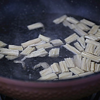 凉拌腐竹花生米的做法图解1