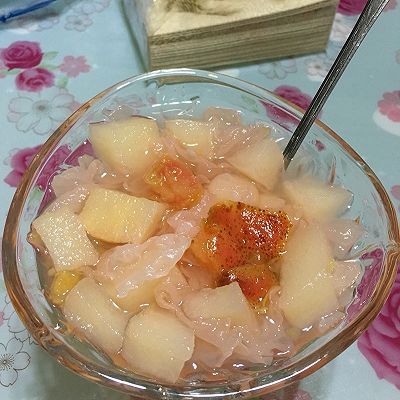 山楂、雪梨、银耳汤