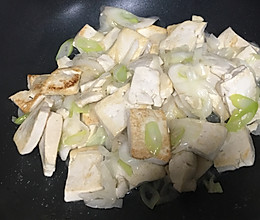 简单但好吃的葱炒豆腐的做法