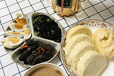 搭配完美的营养晚餐 ，加山药红枣的小米粥➕馒头➕凉菜