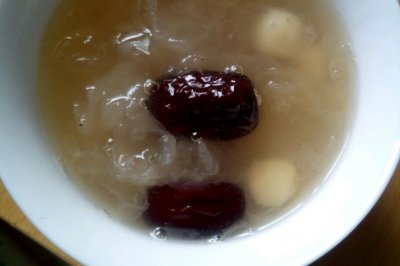 银耳红枣莲子糖水