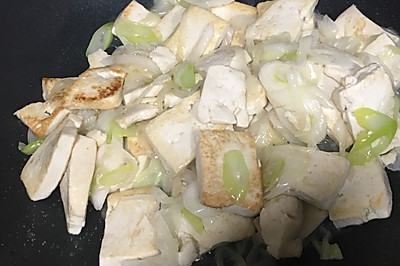简单但好吃的葱炒豆腐