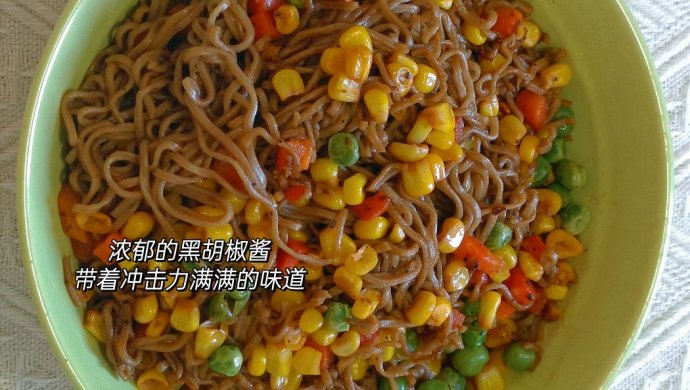这也太简单了,黑胡椒酱和面条一拌就成