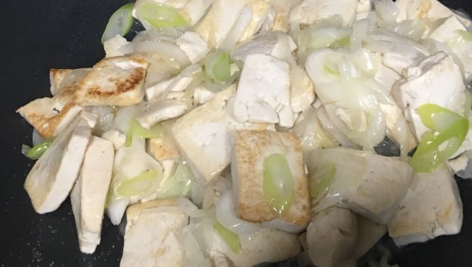简单但好吃的葱炒豆腐
