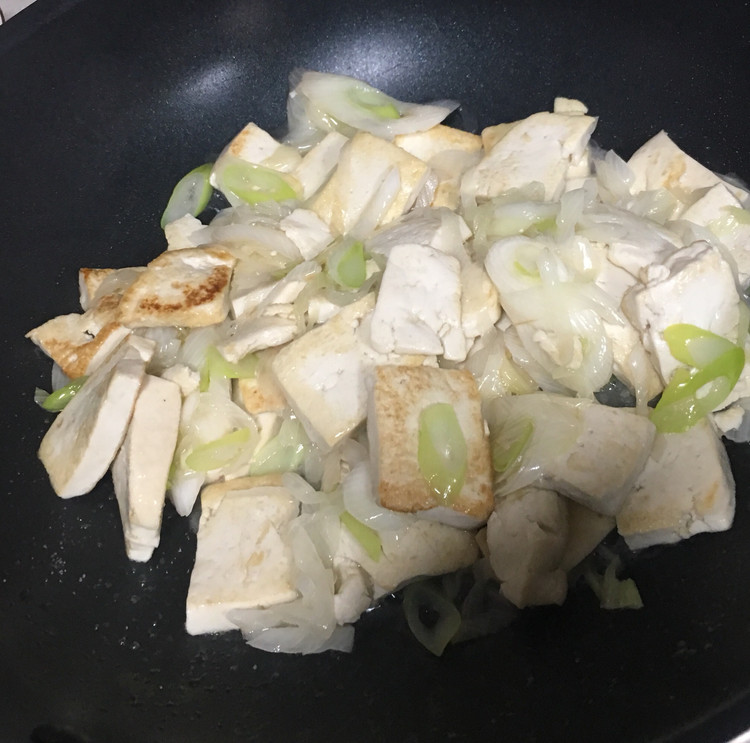 简单但好吃的葱炒豆腐的做法
