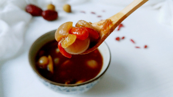 姜枣桂圆枸红汤
