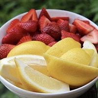 #太太乐鲜鸡汁玩转健康快手菜# 草莓柠檬水的做法图解2