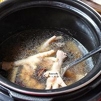 广州人就凭这碗汤过春天，眉豆花生煲鸡爪的做法图解6