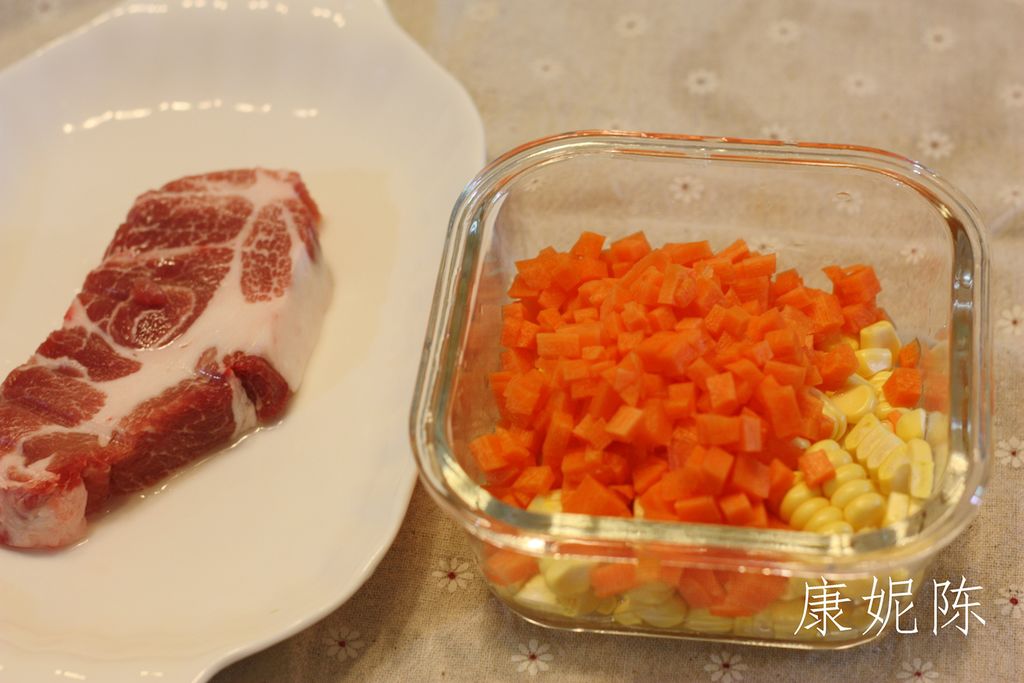 蒸玉米肉饼的做法图解1