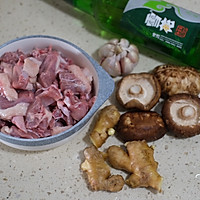 啤酒烧鸭的做法图解1