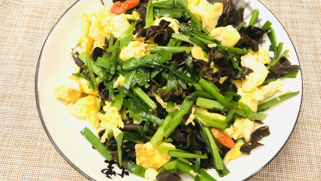 直男菜系：NO.2 黑绿黄（韭菜木耳炒蛋）的做法