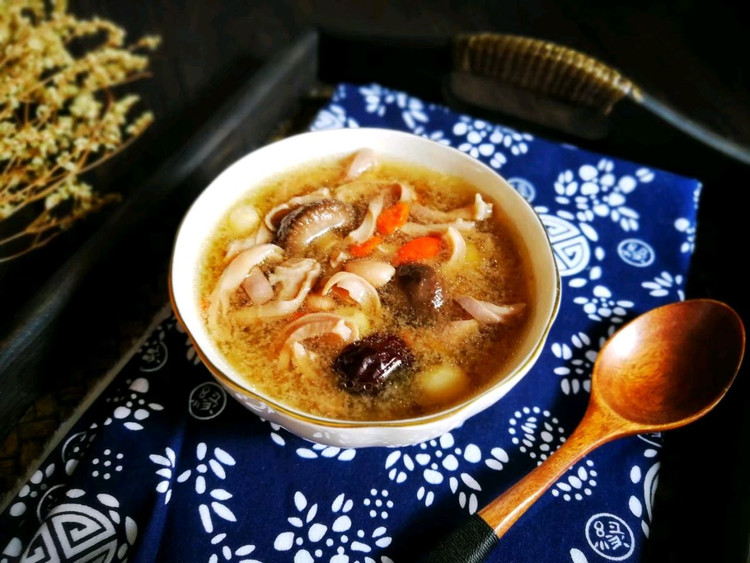 香菇红枣花生猪肚汤的做法
