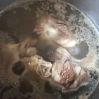 龙骨雪梨胡萝卜汤的做法图解1