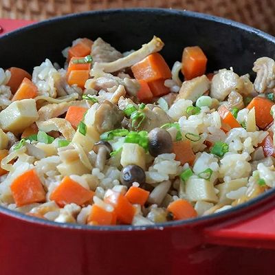 鸡肉什锦饭：料足又健康的鸡肉焖饭，一锅搞定！