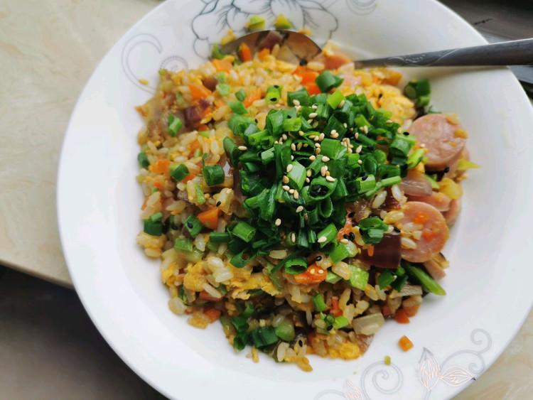 每家都会的营养丰富蛋炒饭（少饭版）的做法