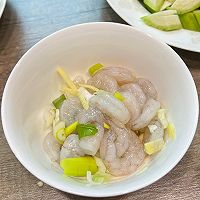 丝瓜炒虾仁鸡蛋的做法图解1