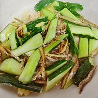 家常菜 沙县版榨菜肉丝面 黄瓜炒小河鱼 腐竹烧排骨 手撕包菜的做法图解7