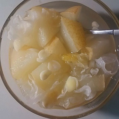 宿舍料理~银耳杏仁雪梨甜汤。