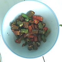 彝家舂鸡肉的做法图解2