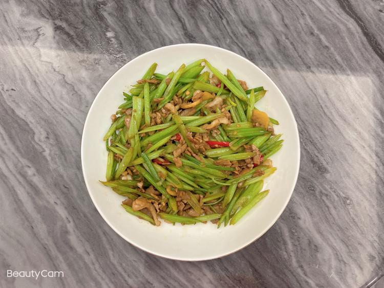 芹菜炒肉的做法