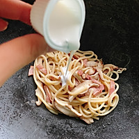 奶油蘑菇培根意面的做法图解12