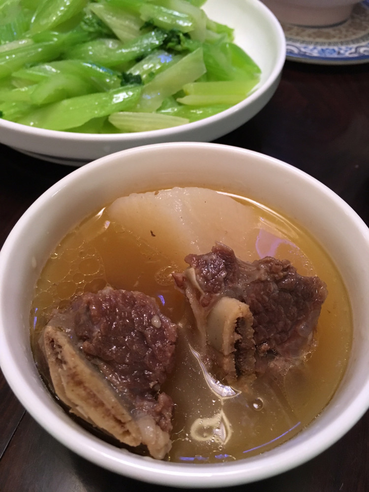 萝卜炖牛排的做法