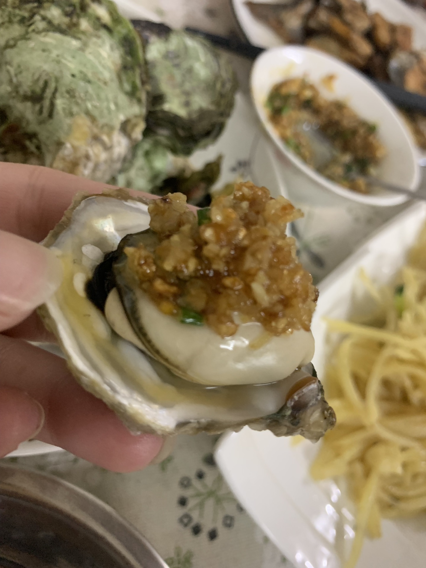 Steamed oyster with mashed garlic sauce