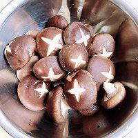 连碗都可以吃的懒人焖饭-金瓜蒸香菇排骨饭 #米饭最强CP#的做法图解3