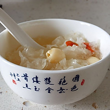 银耳莲子汤