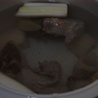 粉藕排骨汤的做法图解4