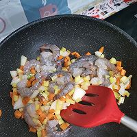 料足丰富的咖喱虾仁芝士焗饭的做法图解6