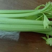 五花肉炒西芹木耳的做法图解2