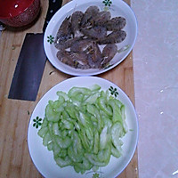 西芹炒基围虾的做法图解1