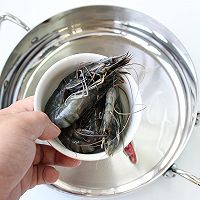 拉歌蒂尼菜谱：酱爆基围虾的做法图解3