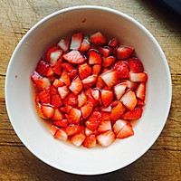 草莓红酒冰淇淋的做法图解1