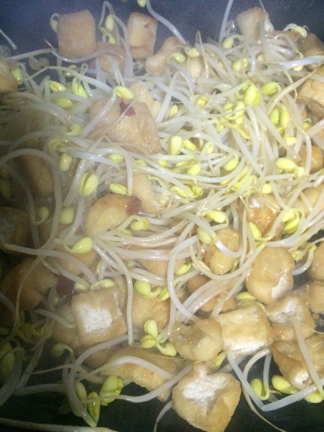黄豆芽炒油豆腐的做法图解4