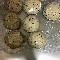 日式黑芝麻盐面包的做法图解2