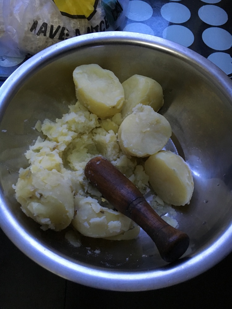 炸土豆丸子半成品的做法图解1